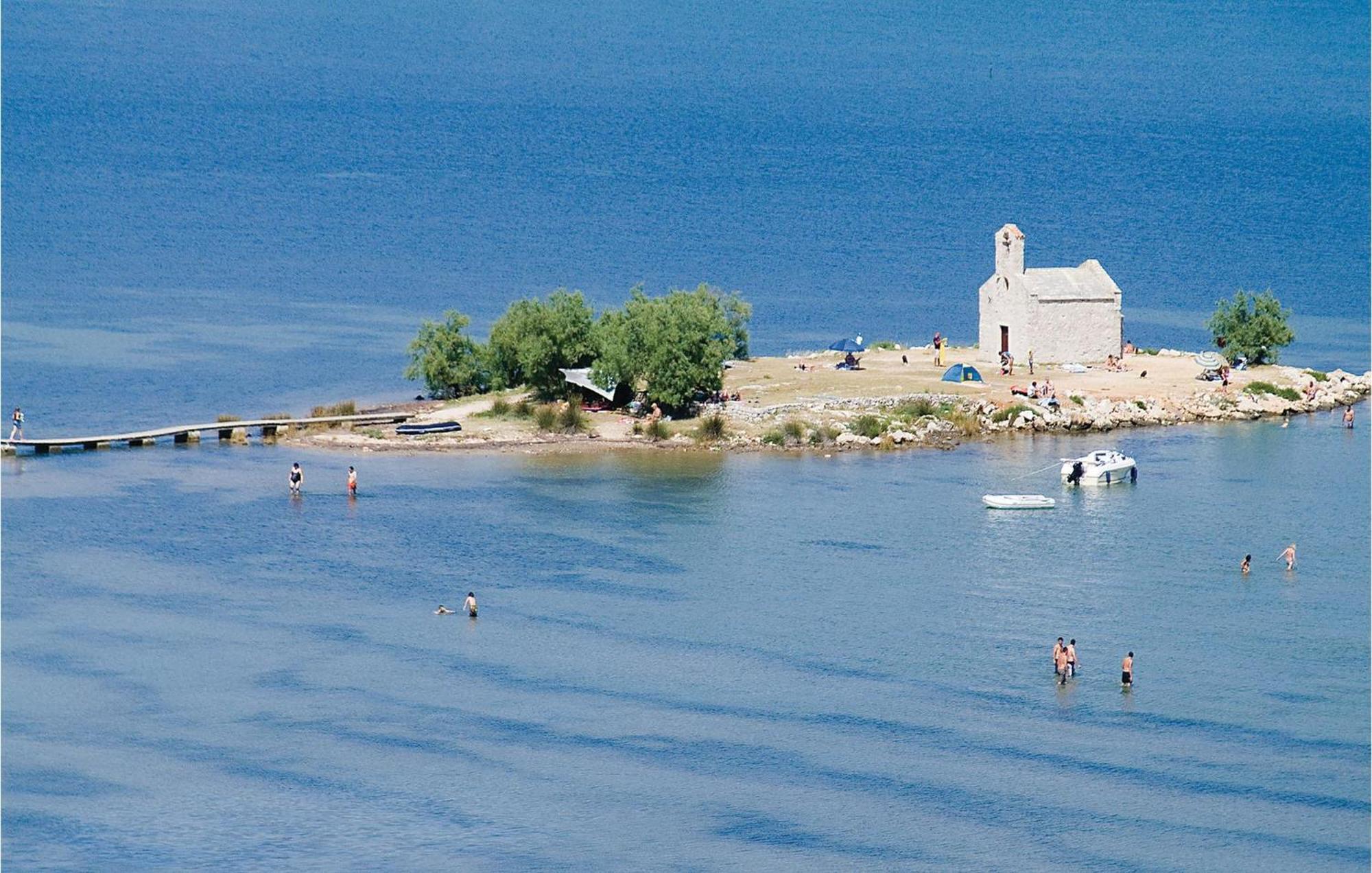 Cozy Apartment In Posedarje With House Sea View Rom bilde